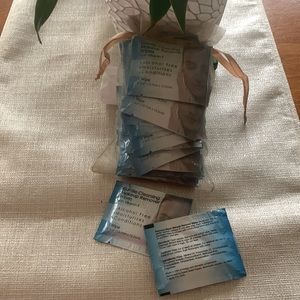 25 Diamond Wipes Individual Make-Up Remover Cloths - Gentle Cleansing Vitamin E